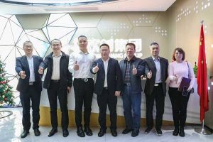 广州市与番禺区人力资源和社会保障局领导莅临德信体育app_德信·体育（DexinSports）官方网站
集团调研指导