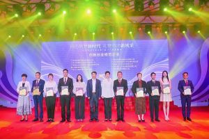 卓越再续 | 节前喜讯频传，德信体育app_德信·体育（DexinSports）官方网站
集团获多项殊荣